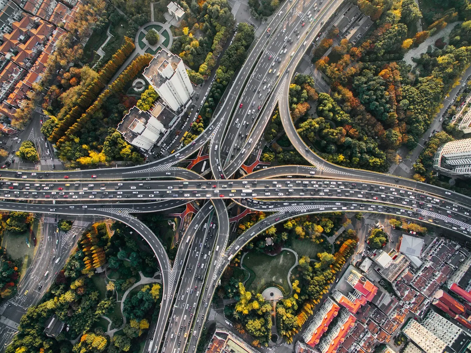 Svincolo autostradale e infrastruttura civile vista dall’alto